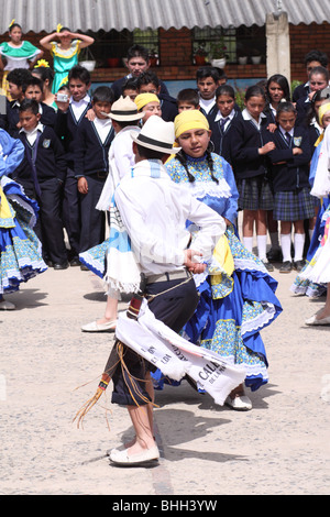 Gli studenti di una scuola rurale eseguendo danze folkloristiche nel cortile. Chiquinquirá, Colombia, Sud America Foto Stock