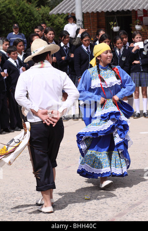 Gli studenti di una scuola rurale eseguendo danze folkloristiche nel cortile. Chiquinquirá, Colombia, Sud America Foto Stock