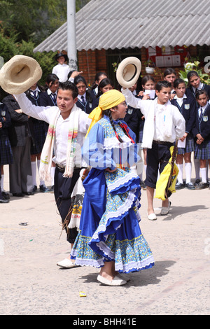 Gli studenti di una scuola rurale eseguendo danze folkloristiche nel cortile. Chiquinquirá, Colombia, Sud America Foto Stock