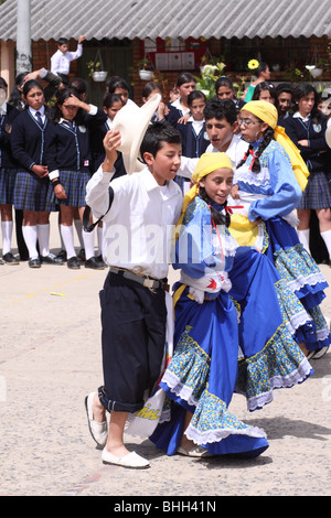 Gli studenti di una scuola rurale eseguendo danze folkloristiche nel cortile. Chiquinquirá, Colombia, Sud America Foto Stock