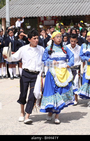 Gli studenti di una scuola rurale eseguendo danze folkloristiche nel cortile. Chiquinquirá, Colombia, Sud America Foto Stock