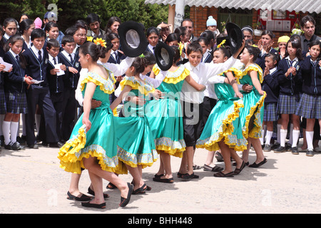 Gli studenti di una scuola rurale eseguendo danze folkloristiche nel cortile. Chiquinquirá, Colombia, Sud America Foto Stock