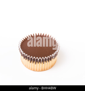 Chocaolate sormontato spugna Cup cake isolata contro uno sfondo bianco. Foto Stock