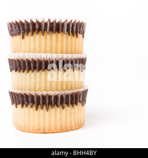 Chocaolate sormontato spugna Cup cake isolata contro uno sfondo bianco. Foto Stock