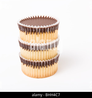 Chocaolate sormontato spugna Cup cake isolata contro uno sfondo bianco. Foto Stock