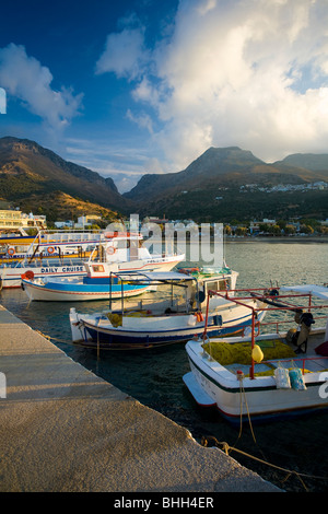 Barche da pesca ormeggiate a Plakias Harbour, Creta, Grecia. Foto Stock