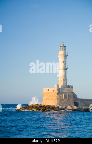 Il veneziano faro all'ingresso al Porto di Chania, Creta, Grecia. Foto Stock