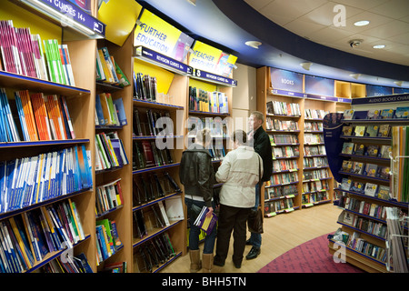 I clienti alla ricerca di libri educativi, WH Smiths bookstore, Bluewater Shopping Mall, Kent REGNO UNITO Foto Stock