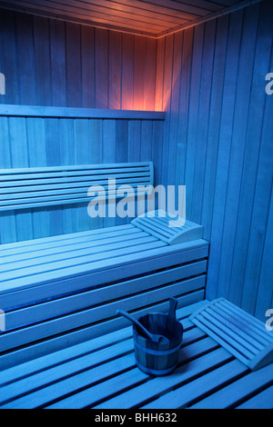 Una sauna in luce blu, Svezia. Foto Stock