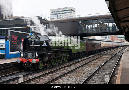 A1 Pacific locomotiva a vapore "Tornado' 60163 stazione di lettura con il giorno di San Valentino cattedrali Express Treno a Vapore UK - 1 Foto Stock