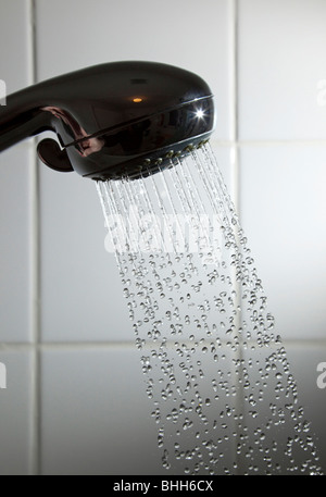 La spruzzatura di acqua dalla testa di doccia Foto Stock