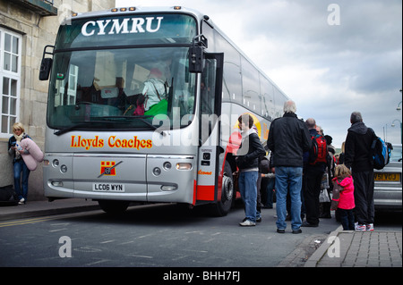 Rampa di imbarco passeggeri una sostituzione di servizio bus a Aberystwyth stazione ferroviaria, Wales UK Foto Stock