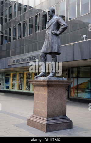 Robert Stephenson engineer statua plinto euston Foto Stock