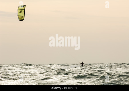 Un kitesurfer umido, Svezia. Foto Stock