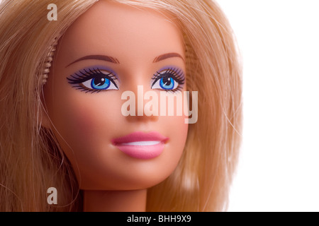 Close-up di una bambola Barbie faccia rivolta in alto con capelli biondi e occhi blu Foto Stock