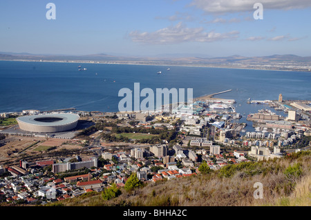 Stadio Green Point di Città del Capo costruito per la Coppa del Mondo 2010 e il V & A Waterfront e sviluppo visto dalla collina di segnale Foto Stock