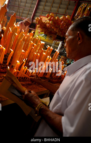 Uomo candela di illuminazione , vegetariana festival , Bangkok , Thailandia Foto Stock