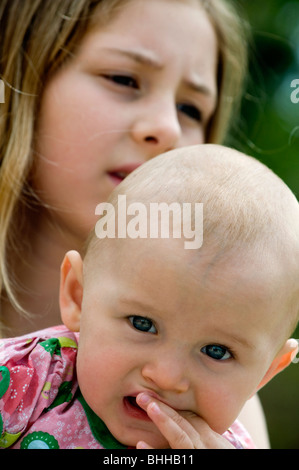 Ritratto di due ragazze, Svezia. Foto Stock