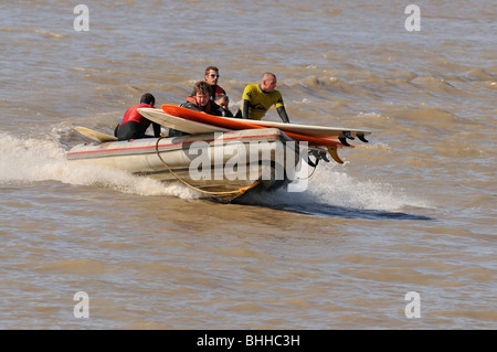 Surfisti sulla barca di supporto chase Severn alesaggio Foto Stock