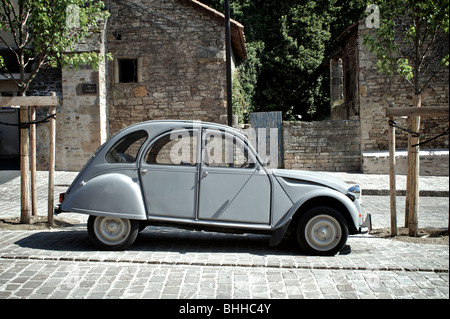 Profilo di una Citroën 2CV parcheggiato in high street di Francese città provinciale Foto Stock