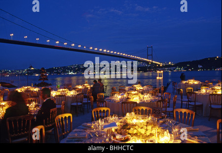 Un ristorante a Ortakoy e Ponte sul Bosforo, Istanbul Turchia Foto Stock