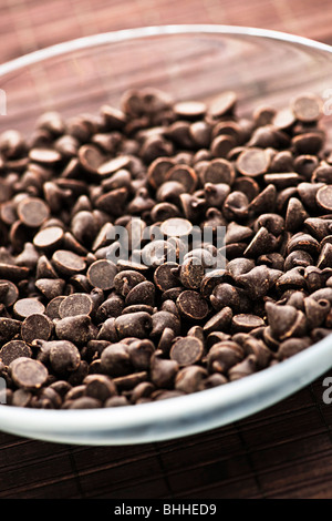 Ciotola di vetro dolce di scaglie di cioccolato fondente Foto Stock