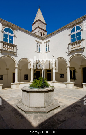 Il chiostro del convento francescano nel centro storico di pirano Slovenia Foto Stock