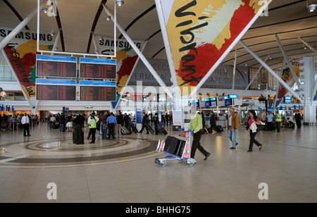 Aeroporto Internazionale di Città del Capo interno del Central Terminal Nazionale e Internazionale schede di partenze Foto Stock