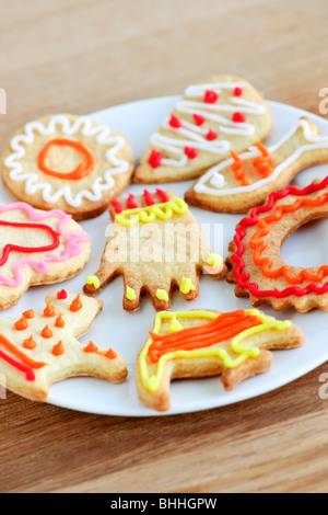 In casa biscotti frollini con la ciliegina su una piastra Foto Stock