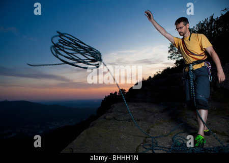 Scalatore di gettare la corda su rocce Battert vicino a Baden-Baden di notte, Baden Wuerttemberg, Germania Foto Stock