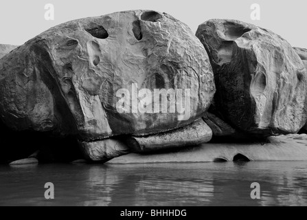 Le formazioni rocciose dal fiume Tungabhadra in Hampi, India. Foto Stock