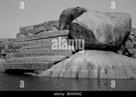 Le formazioni rocciose dal fiume Tungabhadra in Hampi, India. Foto Stock