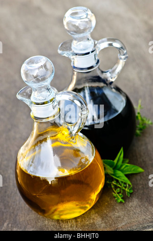 Olio e aceto balsamico di bottiglie di vetro con beccuccio Foto Stock