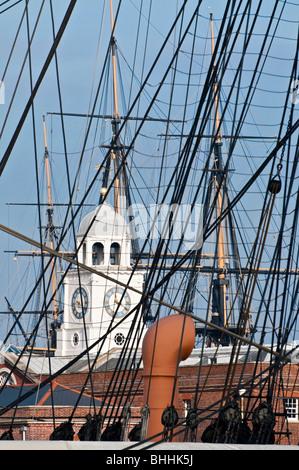 Guardando attraverso le manovre di HMS Warrior con HMS Victory in background. Il porto di Portsmouth Hampshire, Inghilterra Foto Stock
