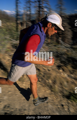 Uomo che corre in Sion NP. Foto Stock