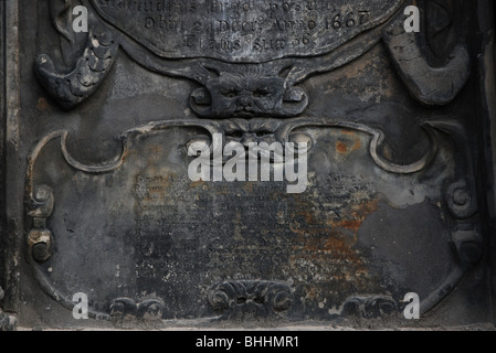 Gli uomini di colore verde sul seicento murale monumento a Giovanni Mylne o Milne in Greyfriars Kirkyard, Edimburgo, Scozia, Regno Unito. Foto Stock