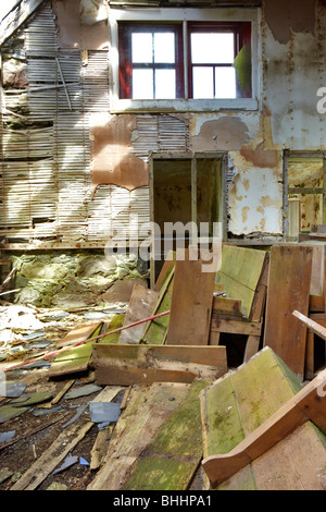 Decay gradualmente prende il controllo in questo edificio abbandonato sull'isola delle Ebridi della scarpata, Scozia Foto Stock