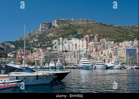 Vista del Porto Ercole, yacht di lusso in Marina e La Condamine, Monaco Foto Stock