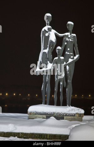 Il memoriale ebreo sulle rive del fiume Danubio Novi Sad Serbia, inverno, notte Foto Stock