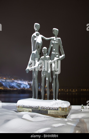 Il memoriale ebreo sulle rive del fiume Danubio Novi Sad Serbia, l'inverno, la neve di notte Foto Stock