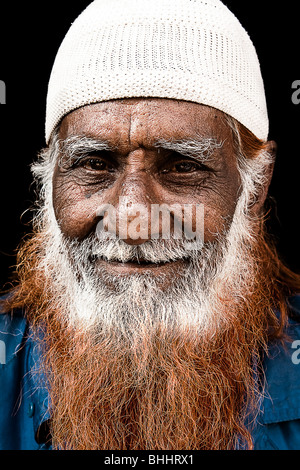 Ritratto di un musulmano Bhopali uomo con henna tinti in barba alla centrale dello Stato indiano del Madhya Pradesh. Foto Stock