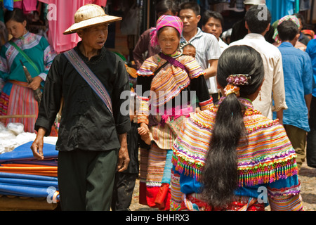 I membri del fiore H'mongs etnico gruppo di minoranza a Bac Ha mercato in Vietnam del Nord. Foto Stock