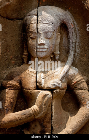 Antica scultura in pietra di una divinità religiosa al Wat Nok tempio a Kampong Cham in Cambogia. Foto Stock