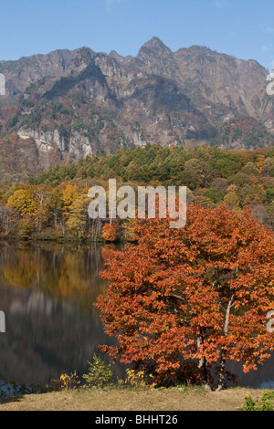 Kagami Ike (Mirror Lake) in autunno con Togakushi mountain in background. Foto Stock
