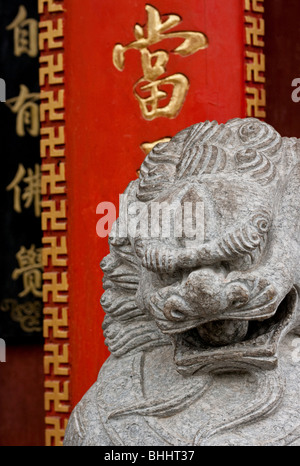 Statua cinese a guardia di un tempio ingresso in Yunnan, Cina Foto Stock