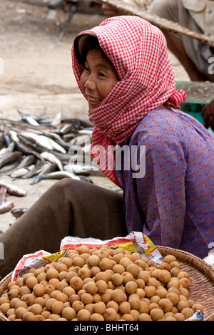 Cambogiani donna per vendere frutta al mercato di Battambang, Cambogia Foto Stock