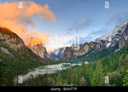 Vista drammatico di Yosemite dalla vista di tunnel. Foto Stock