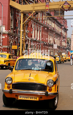 Classic Ambasciatore indiano taxi in Kolkata (Calcutta), India. Foto Stock