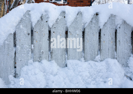 White Picket Fence nella neve Foto Stock