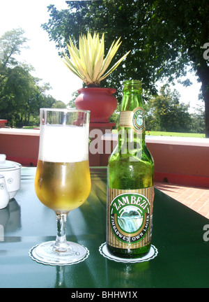 Bottiglia di Zambesi locale birra sulla terrazza, Victoria Falls Hotel Victoria Falls, Matabeleland North Provincia, Repubblica di Zimbabwe Foto Stock